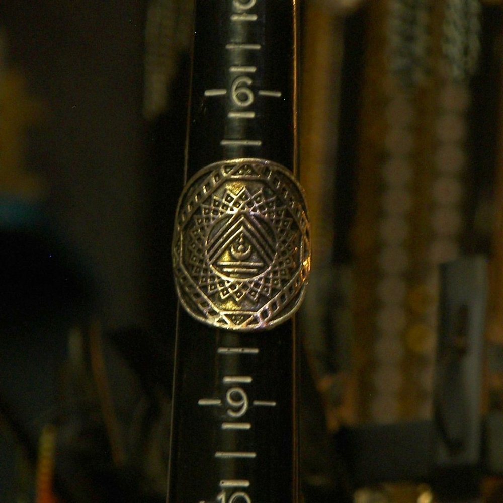 Unique symbol Ring, sz 7.5